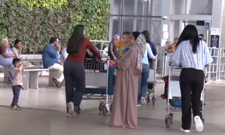 சென்னை விமான நிலையத்தில் நகரும் படிக்கட்டில் 3 வயது குழந்தையின் கை சிக்கியதால் பரபரப்பு சென்னை விமான நிலையத்தில் நகரும் படிக்கட்டில் 3 வயது குழந்தையின் கை சிக்கியதால் பரபரப்பு