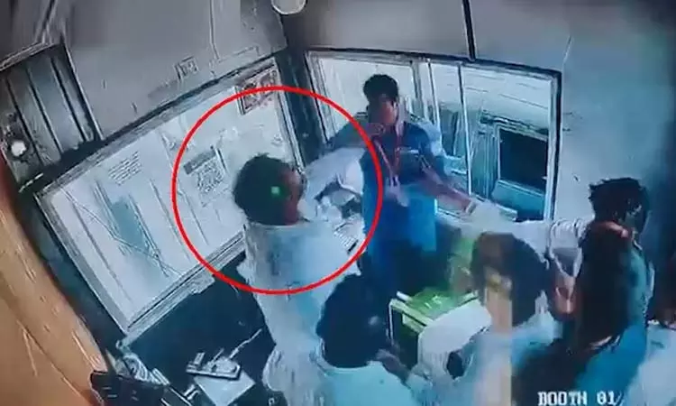 சுங்கச்சாவடி ஊழியரை தாக்கிய பாஜக நிர்வாகியின் மகன் - வைரல் வீடியோ சுங்கச்சாவடி ஊழியரை தாக்கிய பாஜக நிர்வாகியின் மகன் - வைரல் வீடியோ