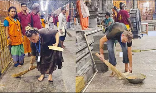 திருவண்ணாமலை அருணாசலேஸ்வரர் கோவிலில் உழவாரப்பணியில் ஈடுபட்ட வெளிநாட்டினர்