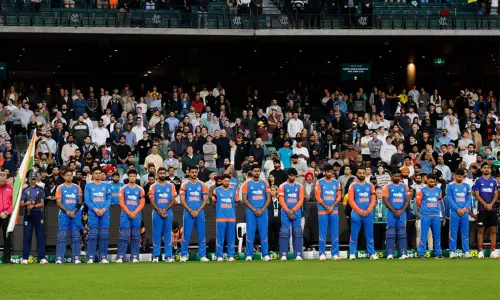 2-வது டி20: கையில் கருப்பு பட்டை அணிந்து விளையாடி வரும் வீரர்கள்.. காரணம் என்ன..?