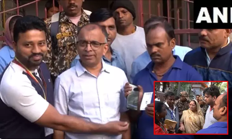 எத்தனை முறை கூறியும் கேட்கவில்லை... குப்பைகளை வீட்டு வாசலில் கொட்டி பாடம் புகட்டிய அதிகாரிகள்