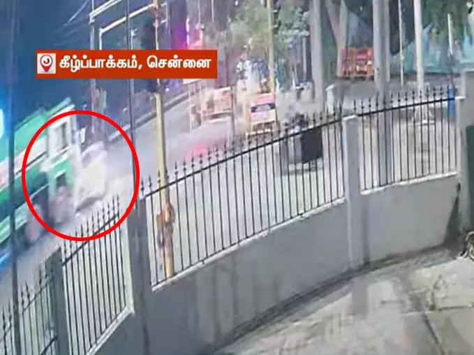 சென்னை கீழ்ப்பாக்கத்தில் கார் மீது தண்ணீர் லாரி மோதி விபத்து - ஒருவர் உயிரிழப்பு சென்னை கீழ்ப்பாக்கத்தில் கார் மீது தண்ணீர் லாரி மோதி விபத்து - ஒருவர் உயிரிழப்பு