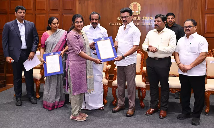 வீட்டுவசதி வாரிய பணியிடங்களுக்கு தேர்வு செய்யப்பட்டவர்களுக்கான பணி நியமன ஆணைகள் - முதல்-அமைச்சர் வழங்கினார் வீட்டுவசதி வாரிய பணியிடங்களுக்கு தேர்வு செய்யப்பட்டவர்களுக்கான பணி நியமன ஆணைகள் - முதல்-அமைச்சர் வழங்கினார்