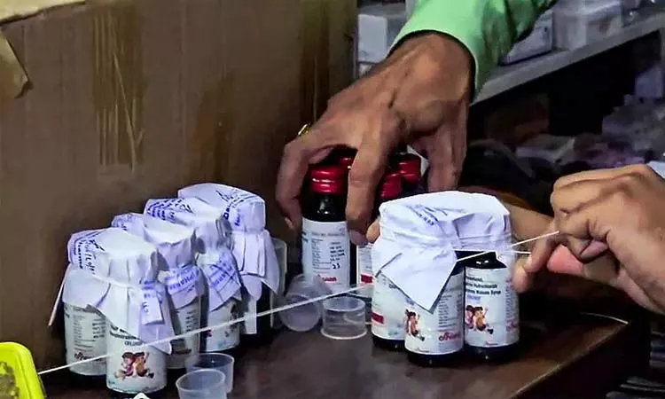 மராட்டியம்: தடை செய்யப்பட்ட 400 இருமல் மருந்து பாட்டில்கள் பறிமுதல்