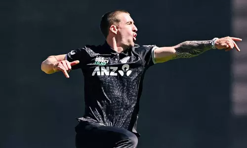 கடைசி ஒருநாள் போட்டி:  இங்கிலாந்து அணி 222 ரன்களுக்கு ஆட்டமிழப்பு