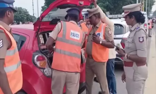 சென்னையின் பிரதான சாலைகளில் போலீசார் தீவிர வாகன சோதனை