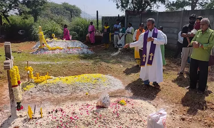 கல்லறை திருநாள்... முன்னோர்களின் கல்லறைகளில் பிரார்த்தனை செய்த கிறிஸ்தவர்கள் கல்லறை திருநாள்... முன்னோர்களின் கல்லறைகளில் பிரார்த்தனை செய்த கிறிஸ்தவர்கள்