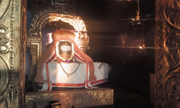 வேதாரண்யம் அருகே சிவலிங்கம் மீது சூரிய ஒளி.. அற்புத காட்சியை  தரிசனம் செய்த பக்தர்கள்