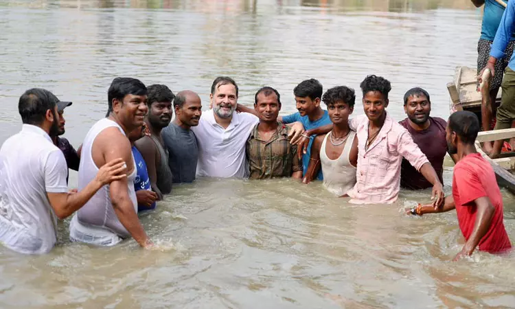 பீகார் பிரசாரத்தின் மத்தியில் மீன் பிடித்து, நீச்சலடித்து மகிழ்ந்த ராகுல் காந்தி