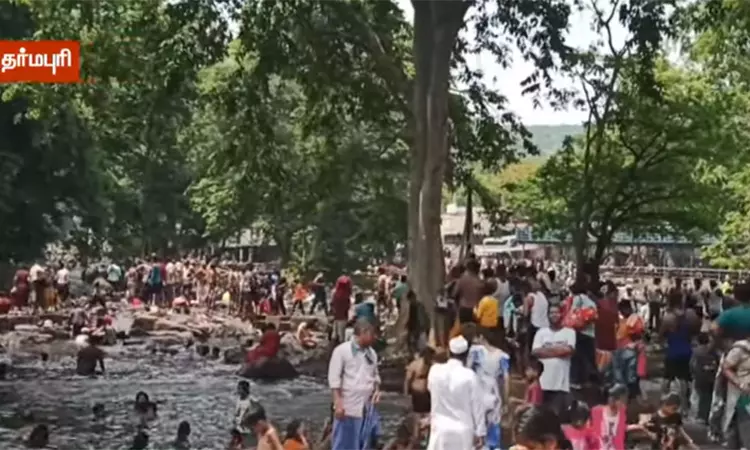 வார விடுமுறையையொட்டி ஒகேனக்கலில் குவிந்த சுற்றுலா பயணிகள்