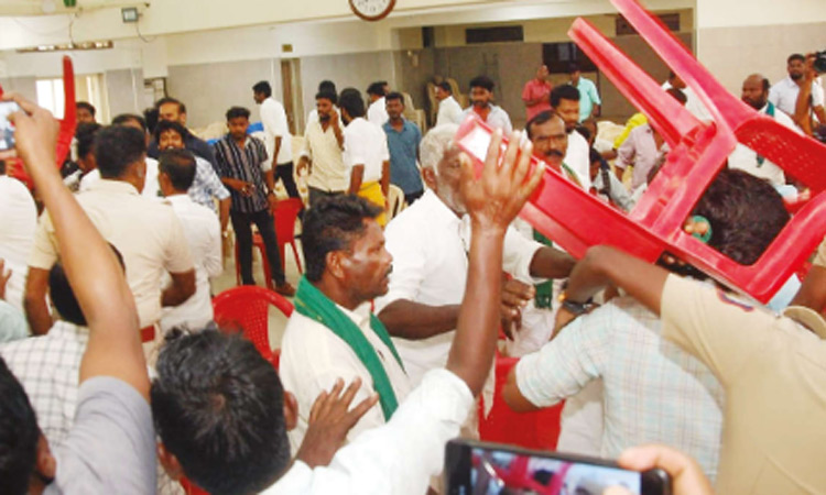 கல்குவாரி கருத்து கேட்பு கூட்டத்தில் நாற்காலிகள் வீச்சு- நெல்லையில் பரபரப்பு