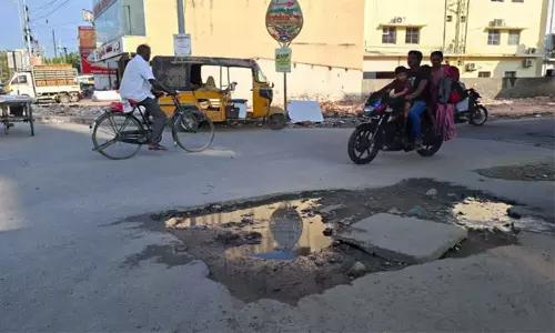 தூத்துக்குடியில் குடிநீர் குழாய் பதிப்பதற்காக உடைக்கப்பட்ட சாலை: விபத்தில் சிக்கும் வாகன ஓட்டிகள்