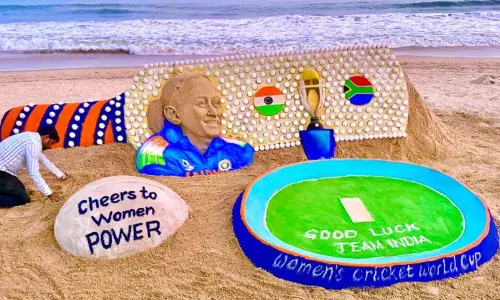 இந்திய மகளிர் அணி உலகக்கோப்பையை வெல்ல வாழ்த்து தெரிவித்து பூரி கடற்கரையில் மணற்சிற்பம்