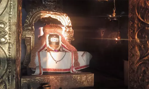 வேதாரண்யம் அருகே சிவலிங்கம் மீது சூரிய ஒளி.. அற்புத காட்சியை  தரிசனம் செய்த பக்தர்கள்