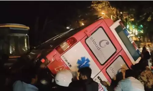 ஸ்கூட்டர் மீது ஆம்புலன்ஸ் மோதி கோர விபத்து; கணவன் - மனைவி பலி