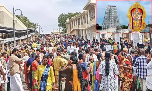 விடுமுறை தினம்: திருச்செந்தூர் கோவிலில் 5 மணி நேரம் காத்திருந்து பக்தர்கள் தரிசனம்