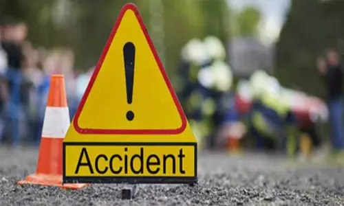 மராட்டியத்தில் மெட்ரோ ரெயில் நிலைய தூணில் கார் மோதி 2 பேர் பலி