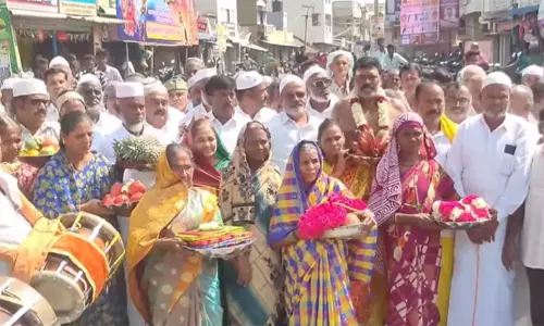 மாரியம்மன் கோவிலுக்கு சீர்வரிசை எடுத்து வந்த இஸ்லாமியர்கள் - நெகிழ வைத்த மதநல்லிணக்கம்