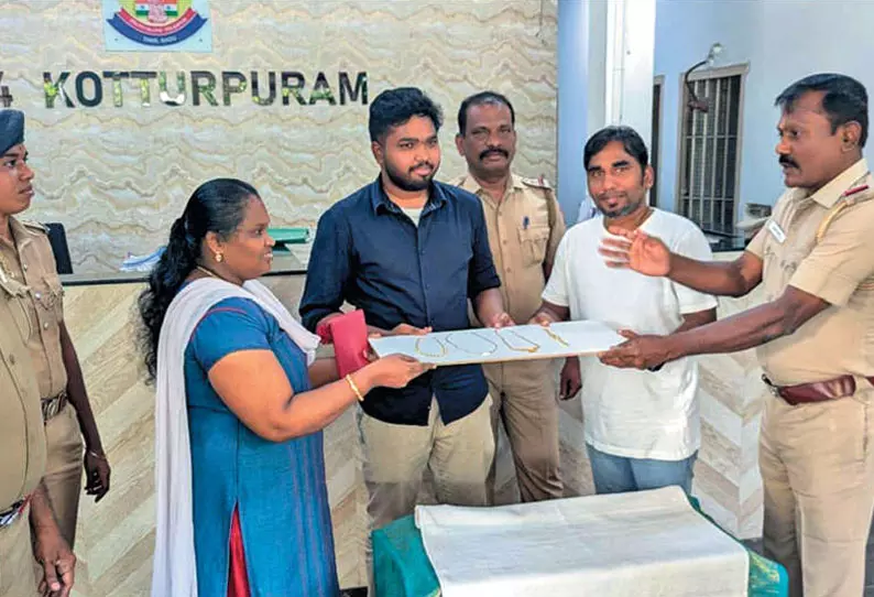 வீட்டின் முன்பு கிடந்த ரூ.7 லட்சம் மதிப்பிலான நகைகளை போலீசில் ஒப்படைத்த தனியார் நிறுவன ஊழியர்