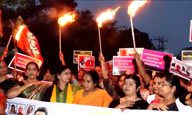 கோவை மாணவி பாலியல் வன்கொடுமை சம்பவம் - பா.ஜ.க.வினர் தீப்பந்தம் ஏந்தி போராட்டம் கோவை மாணவி பாலியல் வன்கொடுமை சம்பவம் - பா.ஜ.க.வினர் தீப்பந்தம் ஏந்தி போராட்டம்