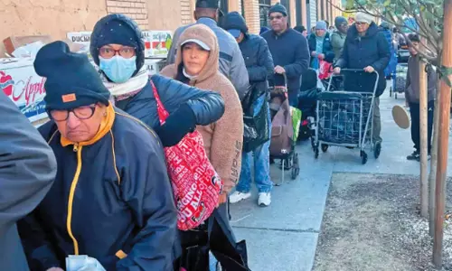 அமெரிக்காவில் மானியம் நிறுத்தம்: உணவு கிடைக்காமல் ஏழைகள் அவதி அமெரிக்காவில் மானியம் நிறுத்தம்: உணவு கிடைக்காமல் ஏழைகள் அவதி