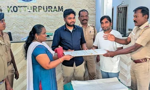 வீட்டின் முன்பு கிடந்த ரூ.7 லட்சம் மதிப்பிலான நகைகளை போலீசில் ஒப்படைத்த தனியார் நிறுவன ஊழியர்
