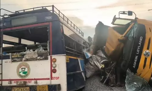 தெலுங்கானா:  அரசு பஸ் மீது லாரி மோதல்; பலி எண்ணிக்கை 24 ஆக உயர்வு