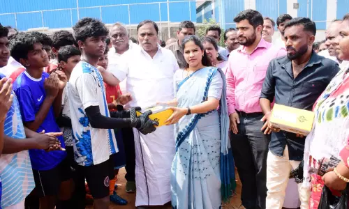 மாதவரம் மண்டலத்தில் ரூ.1.49 கோடி மதிப்பிலான புதிய விளையாட்டு மைதானம்- மேயர் பிரியா திறந்து வைத்தார் மாதவரம் மண்டலத்தில் ரூ.1.49 கோடி மதிப்பிலான புதிய விளையாட்டு மைதானம்- மேயர் பிரியா திறந்து வைத்தார்