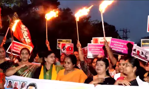 கோவை மாணவி பாலியல் வன்கொடுமை சம்பவம் - பா.ஜ.க.வினர் தீப்பந்தம் ஏந்தி போராட்டம்