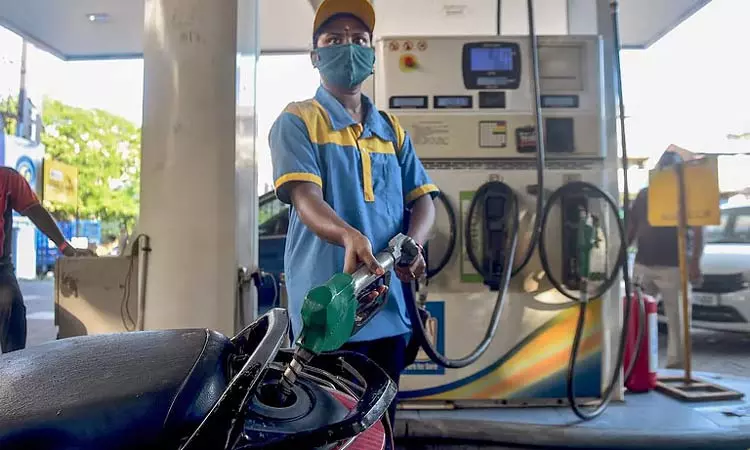 சென்னையில் இன்றைய பெட்ரோல், டீசல் விலை நிலவரம் சென்னையில் இன்றைய பெட்ரோல், டீசல் விலை நிலவரம்