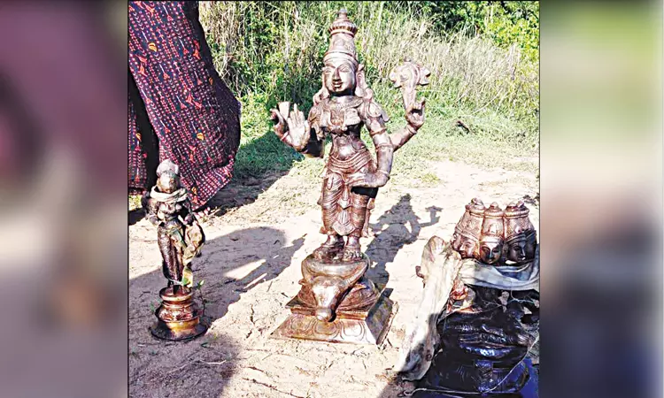 நெல்லை: தாமிரபரணி ஆற்றில் பல கோடி ரூபாய் மதிப்பிலான 3 ஐம்பொன் சிலைகள் மீட்பு