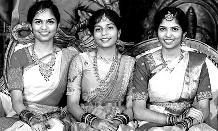 தெலுங்கானா கோர விபத்து: 3 சகோதரிகள் பலியான பரிதாபம் - சோகமான திருமண வீடு தெலுங்கானா கோர விபத்து: 3 சகோதரிகள் பலியான பரிதாபம் - சோகமான திருமண வீடு