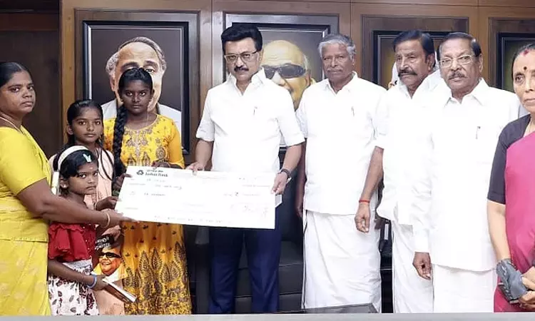 சாலை விபத்தில் உயிரிழந்த தி.மு.க. உறுப்பினர் குடும்பத்துக்கு ரூ.10 லட்சம் நிதியுதவி: மு.க.ஸ்டாலின் வழங்கினார் சாலை விபத்தில் உயிரிழந்த தி.மு.க. உறுப்பினர் குடும்பத்துக்கு ரூ.10 லட்சம் நிதியுதவி: மு.க.ஸ்டாலின் வழங்கினார்