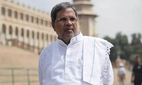 நடிகர், நடிகைகளுக்கு கர்நாடக அரசு விருது; முதல்-மந்திரி சித்தராமையா வழங்கினார்