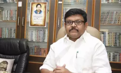 நன்றி மறந்து பஞ்சம் பிழைக்க போயிருக்கிறார் மனோஜ் பாண்டியன் - வைகைச் செல்வன் தாக்கு நன்றி மறந்து பஞ்சம் பிழைக்க போயிருக்கிறார் மனோஜ் பாண்டியன் - வைகைச் செல்வன் தாக்கு