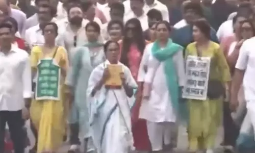 வாக்காளர் பட்டியல் சிறப்பு தீவிர திருத்த  பணிகளுக்கு எதிர்ப்பு தெரிவித்து மம்தா பானர்ஜி பேரணி