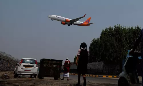 விமானத்தின் அவசரகால கதவை திறக்க முயன்ற நபர்; பயணிகள் அதிர்ச்சி