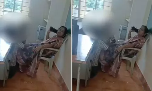 ஆந்திர பிரதேசம்: பள்ளி நேரத்தில் ஆசிரியைக்கு மசாஜ் செய்த மாணவர்கள்; வைரலான வீடியோ