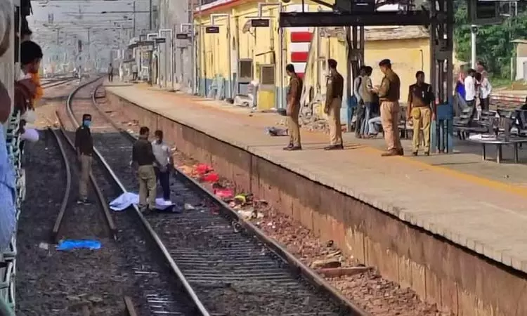 உ.பி: தண்டவாளத்தை கடக்க முயன்றபோது எக்ஸ்பிரஸ் ரெயில் மோதி 4 பேர் பலி