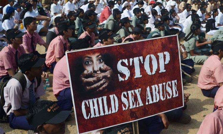 பள்ளியில் இருந்து வீடு திரும்பிய சிறுமியை கடத்தி கூட்டு பாலியல் வன்கொடுமை - அதிர்ச்சி சம்பவம்