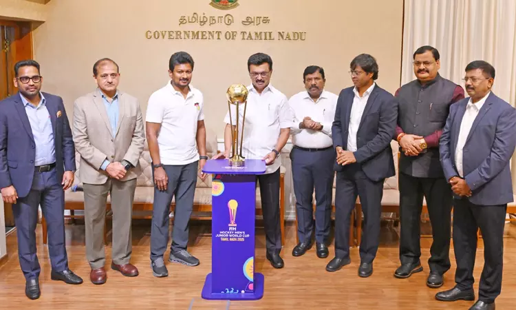 ஆடவர் ஹாக்கி இளையோர் உலகக்கோப்பை: வெற்றி கோப்பையை அறிமுகம் செய்த முதல்-அமைச்சர்