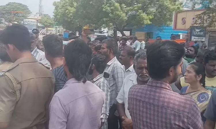 நிதி நிறுவனம் மோசடி - முதலீட்டாளர்கள் சாலை மறியல் நிதி நிறுவனம் மோசடி - முதலீட்டாளர்கள் சாலை மறியல்