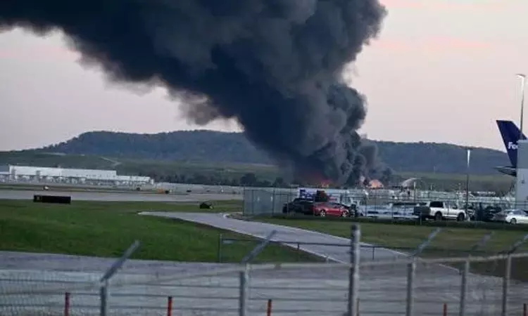 அமெரிக்காவில் சரக்கு விமானம் விழுந்து தீப்பிடித்து 7 பேர் பலி