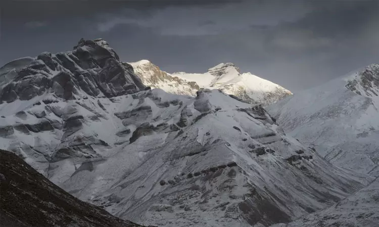 நேபாளத்தில் பனிச்சரிவில் சிக்கிய 9 மலையேற்ற வீரர்கள் பிணமாக மீட்பு