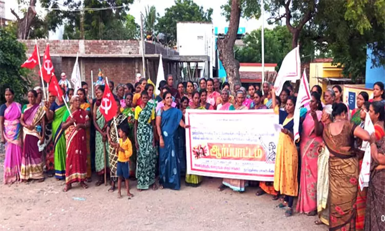 தூத்துக்குடியில் பெண் பாலியல் பலாத்காரம்: மாதர் சங்கம் ஆர்ப்பாட்டம் தூத்துக்குடியில் பெண் பாலியல் பலாத்காரம்: மாதர் சங்கம் ஆர்ப்பாட்டம்