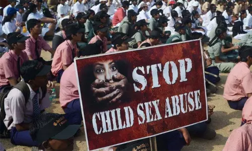 பள்ளியில் இருந்து வீடு திரும்பிய சிறுமியை கடத்தி கூட்டு பாலியல் வன்கொடுமை - அதிர்ச்சி சம்பவம்