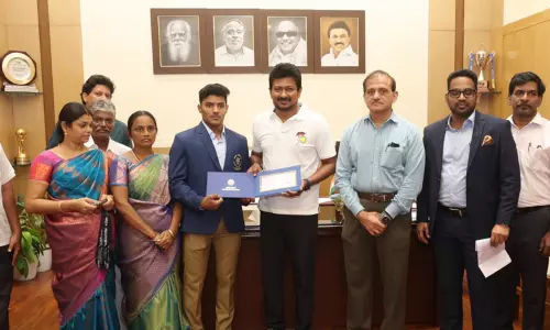 ஆசிய விளையாட்டு போட்டியில் வெள்ளிப் பதக்கம் வென்ற வீரருக்கு ரூ.25 லட்சம் - உதயநிதி ஸ்டாலின் வழங்கினார்