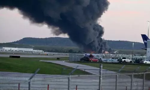 அமெரிக்காவில் சரக்கு விமானம் விழுந்து தீப்பிடித்து 7 பேர் பலி