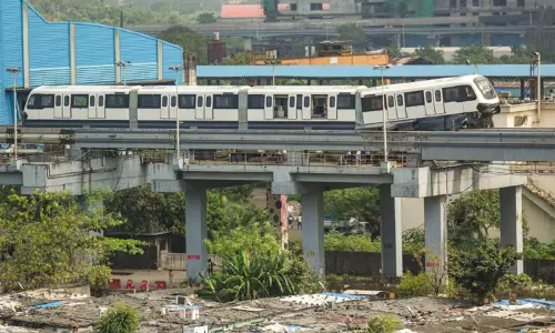 மும்பையில் மீண்டும் விபத்தில் சிக்கிய மோனோ ரெயில்
