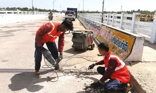 முக்காணி உயர்மட்ட பாலத்தில் சீரமைப்பு பணி தொடக்கம்: ரூ.3 கோடி நிதி ஒதுக்கீடு